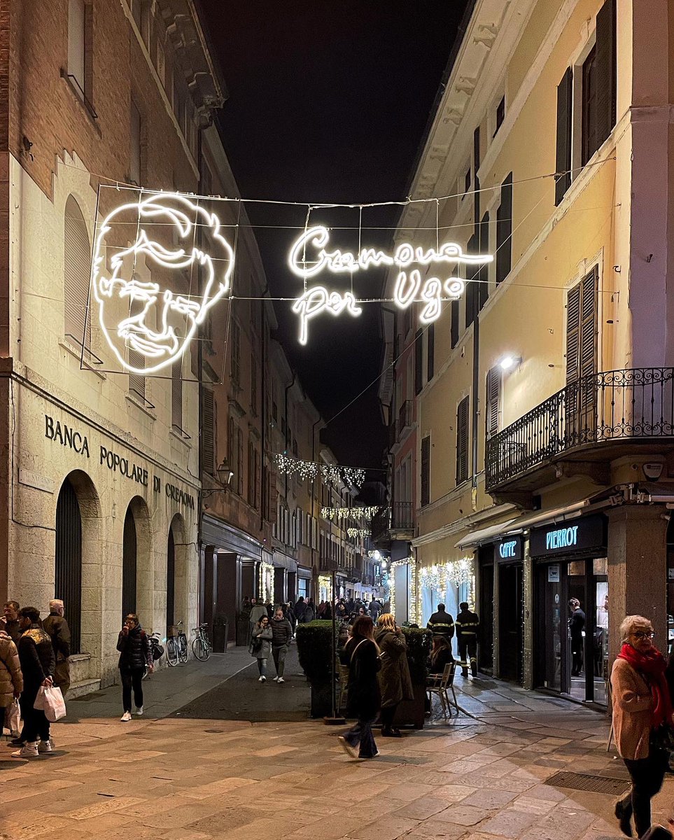 Luci e fascino, fascino e luci.
- Lights and charm, charm and lights.
- Luces y encanto, encanto y luces.

📍#PiazzaDelComune e centro storico, #Cremona, #Lombardia / #Lombardy, #Italia.

👉🏻 Cosa vedere a Cremona? Leggilo sul mio blog srake.it