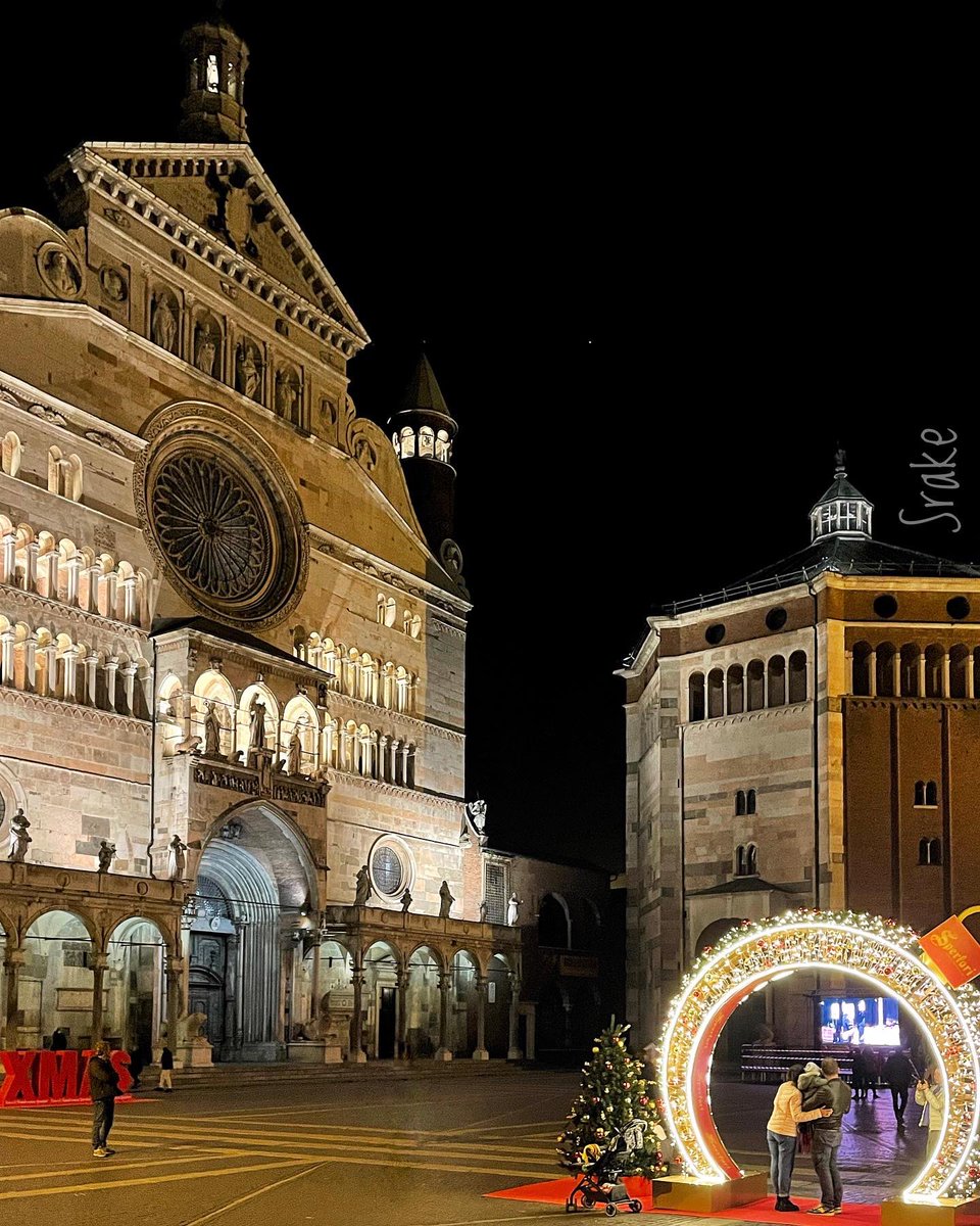 srake85's tweet photo. Luci e fascino, fascino e luci.
- Lights and charm, charm and lights.
- Luces y encanto, encanto y luces.

📍#PiazzaDelComune e centro storico, #Cremona, #Lombardia / #Lombardy, #Italia.

👉🏻 Cosa vedere a Cremona? Leggilo sul mio blog https://t.co/vNXBTz2YPK https://t.co/LQVxFHvoxt