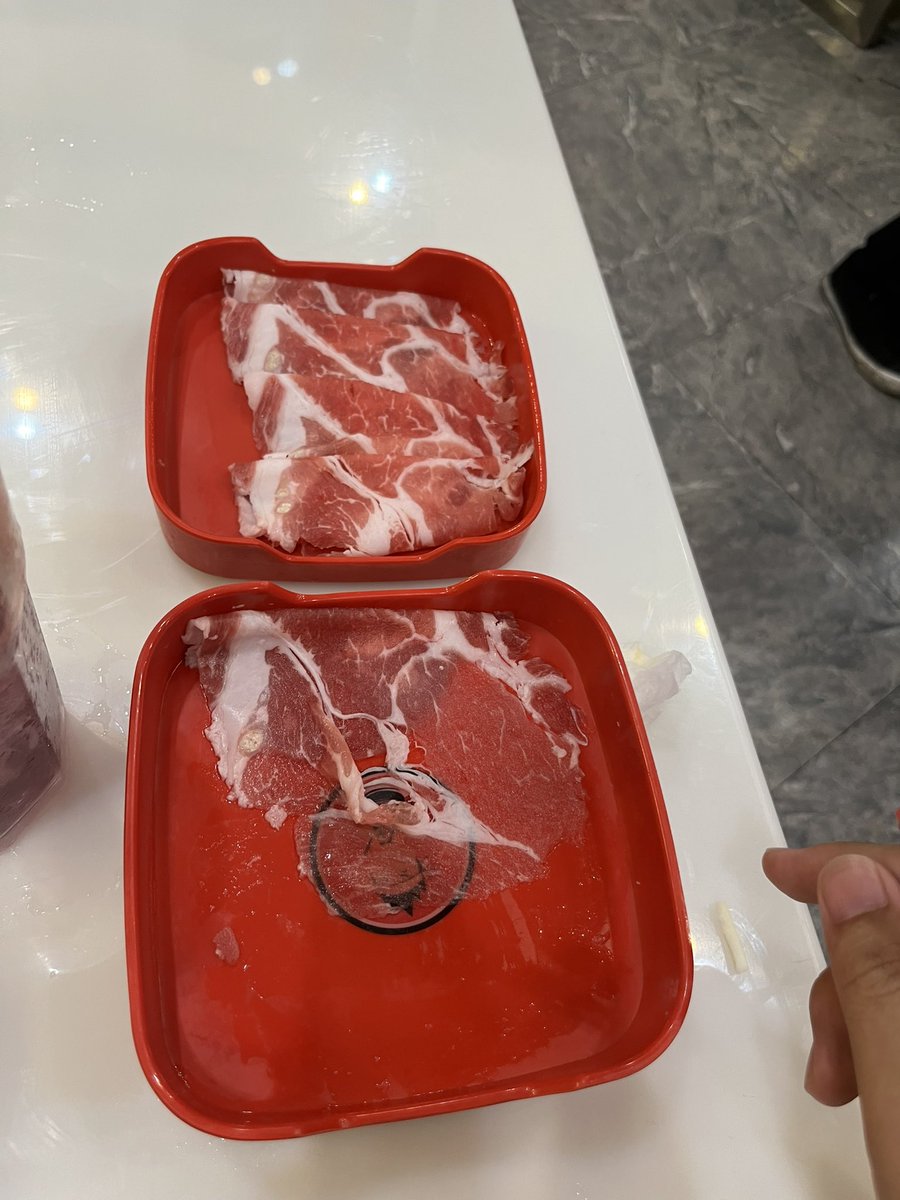 นัดเพื่อนไปกินชาบู คือนางมีสูตรของนางคือการเอาหมูไม้ไผ่ไปผสมชีส แล้วเรียกเล่น ๆ ว่าหมูหนองใน สรุปได้หมูหนองในมาจริง ๆ 55555555555