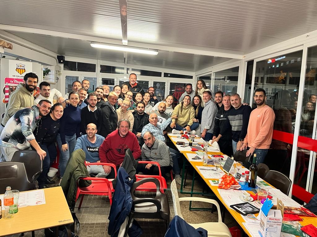 #yosoydelcolle

📸 Celebracion de la cena de Navidad, con todos los cuerpos técnicos del club.

🙏 Agradecer a todos vuestra presencia, y el trabajo q día a día desarrollais con vuestros equipos, los auténticos motores del club.

🎄 Feliz Navidad y felices fiestas a todos 🔴🔵⚽