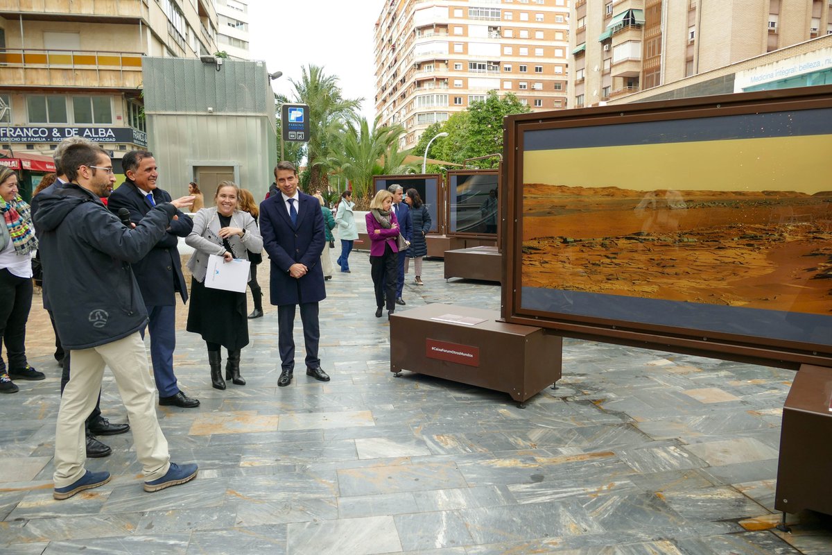 SerranoJAntonio's tweet photo. 🪐Inauguramos la muestra “Otros Mundos. Viaje por el sistema solar de la mano de #MichaelBenson” de @CaixaForum.

🌔Se podrá visitar de forma gratuita en la Avda. Libertad hasta el 18 de enero. No te la pierdas, el recorrido por sus 40 imágenes del mundo exterior te atrapará. https://t.co/pc5QZ0YZIj