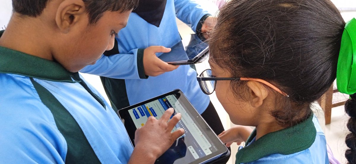 womenintechmv's tweet image. After taking part in #HourOfCode with many fun coding activities, Seenu Atoll School students were eager to  receive the completion certificates. More than 200 students from grades 2 to 10 joined in the session

#HourOfCodeMV
@Dhiraagu @MoEdumv @codeorg @eduGS_16