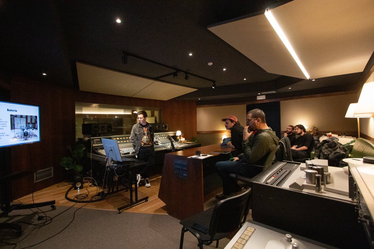 ArdaAcademy's tweet image. Na semana passada, es alunes do curso de Studio Engineering apresentaram a júri os seus projetos finais individuais. 
#ardaacademy #arda #studioengineering #masteringengineer #recordingengineer #recordingstudios