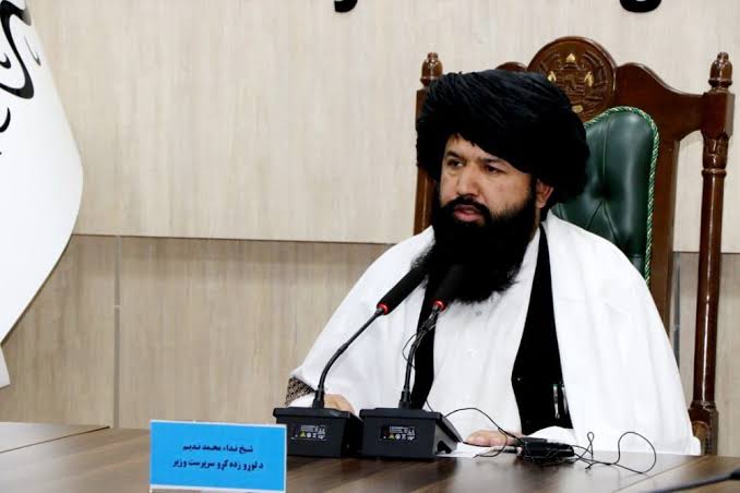 دا سړی مو د ستړو سنګرونو اتل دی
ددي نظام په ساتنه تر ټولو همدا ستړي  زوریدلي بندیان سوي مشران ښه پوهیږي هر امر ته یي لبیک وایو
بس همدا خلګ مو د شرعي اصولو په تطبیق ښه پوهیږي همدا مو د خوږ نبي ص وارثین دي