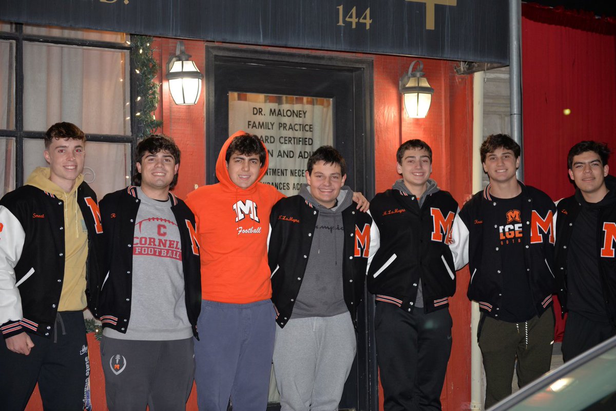 Delivering toys to Dr Maloney’s toy drive in Mamaroneck to make the holidays a little brighter for a lot of kids! Well done, boys👏👏👏#protecttheM #mamaroneckfootball