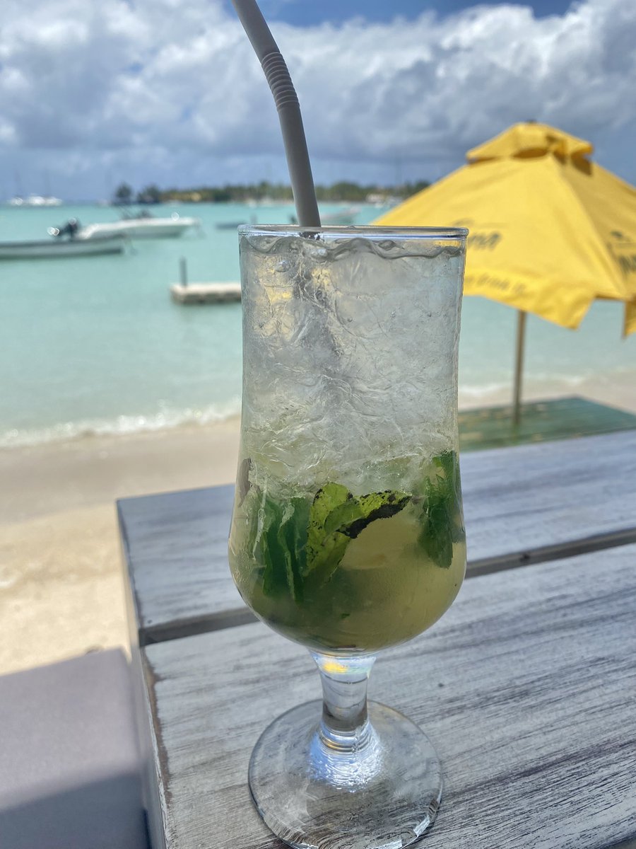 WhiskyoftheWeek's tweet photo. Cocktails with a view. 😍😍 Always delicious and beautiful. #Mauritius #IleMaurice #MauritiusUncovered #Mauritiusdiaries #MauritiusLife #MauritiusFood #MauritiusRum #MauritiusExplored https://t.co/cdBbjaJboK