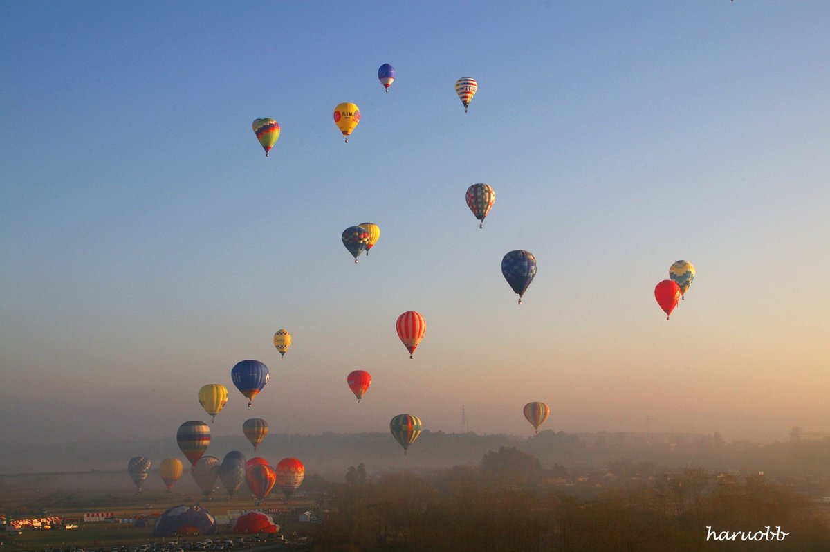 朝霧の中、飛んで行く熱気球 その一機一機が果てしない 空へ向かって飛んで行く 私たちも空を自由に飛べたなら 縦横無尽に好きな場所へ行けるのだろうな。 そんな夢のような話が未来では 現実となる日が来る 時代の流れが動いている限り終わりはない