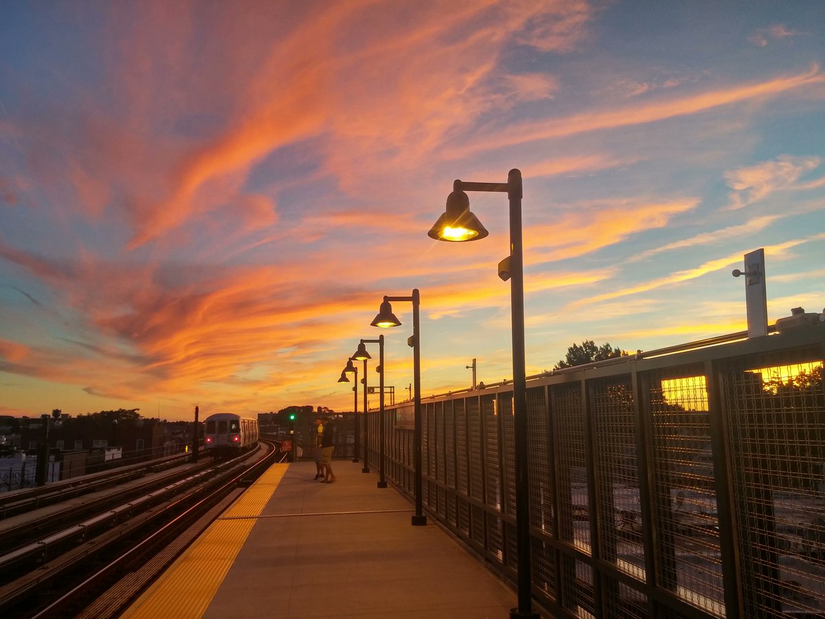 It’s #WinterSolstice ☀️ Greetings on the shortest day of the year from 111th Street A train stop in Richmond Hill. Enjoy the Sun when you can and know the days are getting longer! Photo Bridget Bartolini 2016
#richmondhillqueens #subwaynyc #111greenwoodave <a href="/BridgetBoros/">Bridget B</a>