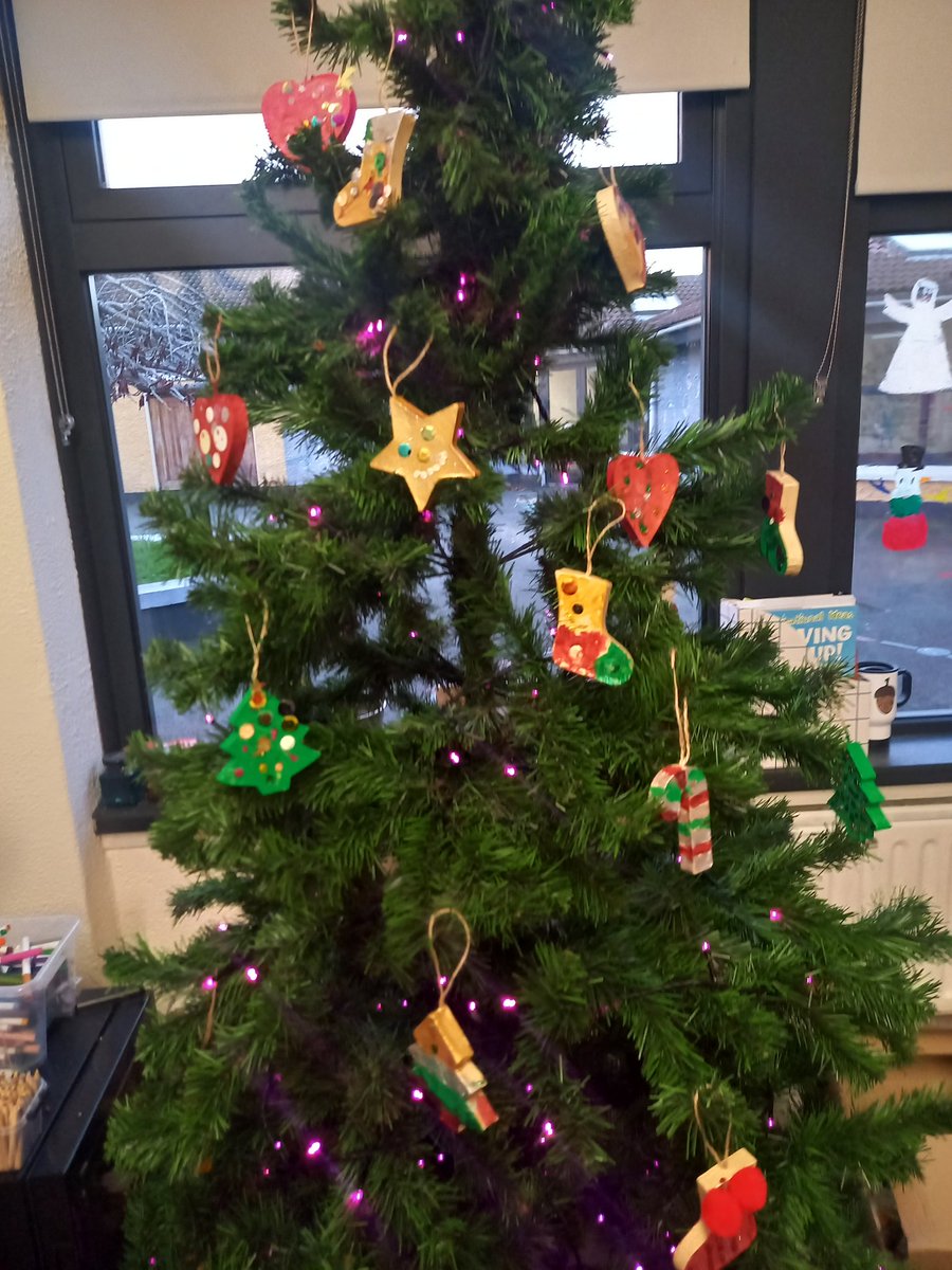mswalshsclass1's tweet photo. Junior and middle groups made beautiful Christmas tree decorations and window art. https://t.co/BEM72le9dF