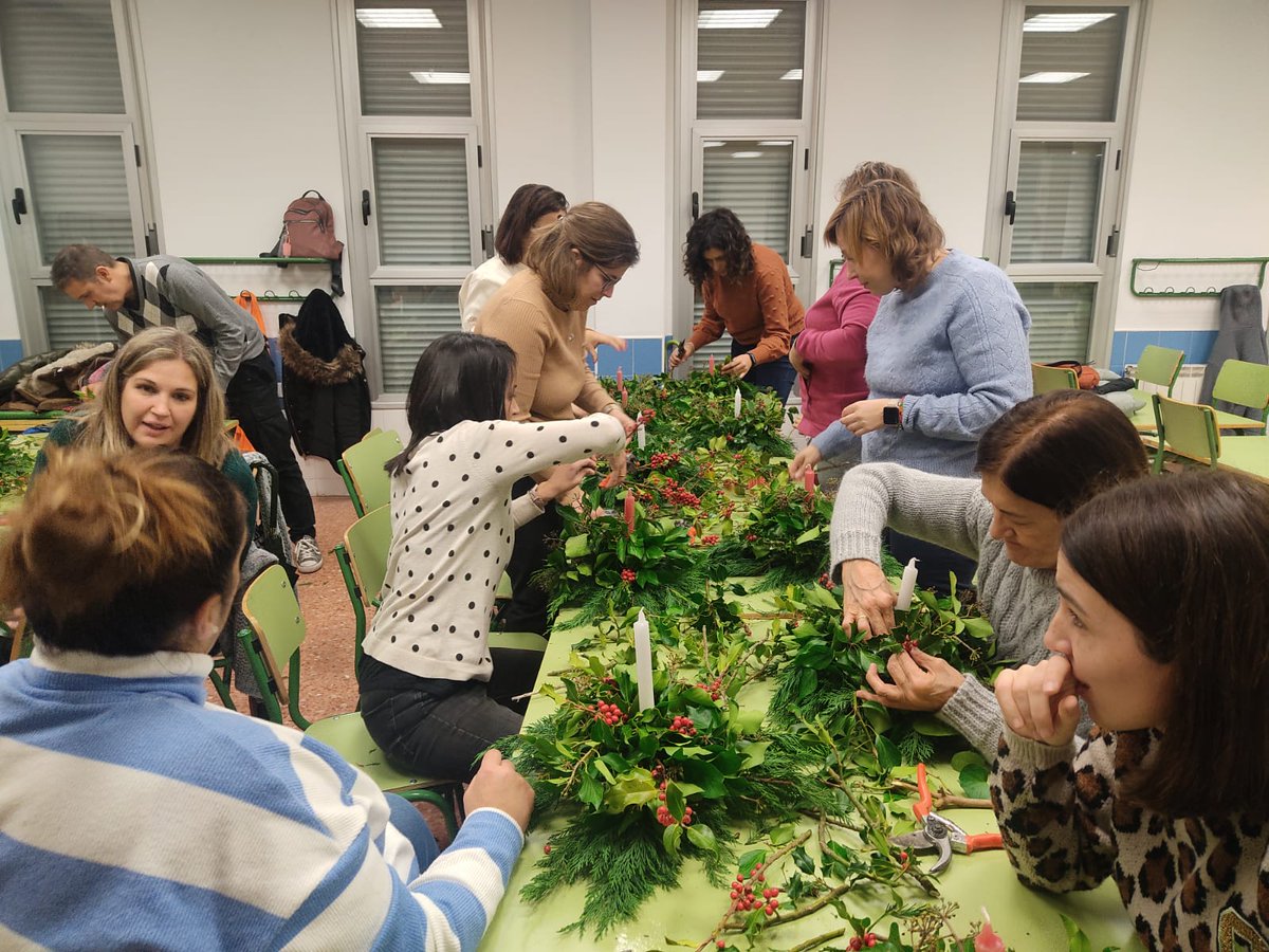 AMPAinfantes's tweet photo. Después de las tres jornadas infantiles llevadas a cabo, ayer era el turno de los padres: taller de creación de centros de acebo. Os dejamos una pequeña muestra del gran trabajo llevado a cabo por todos los asistentes https://t.co/p0nboFYn8e