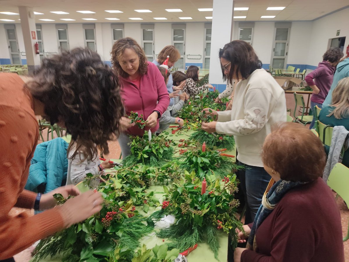 AMPAinfantes's tweet photo. Después de las tres jornadas infantiles llevadas a cabo, ayer era el turno de los padres: taller de creación de centros de acebo. Os dejamos una pequeña muestra del gran trabajo llevado a cabo por todos los asistentes https://t.co/p0nboFYn8e