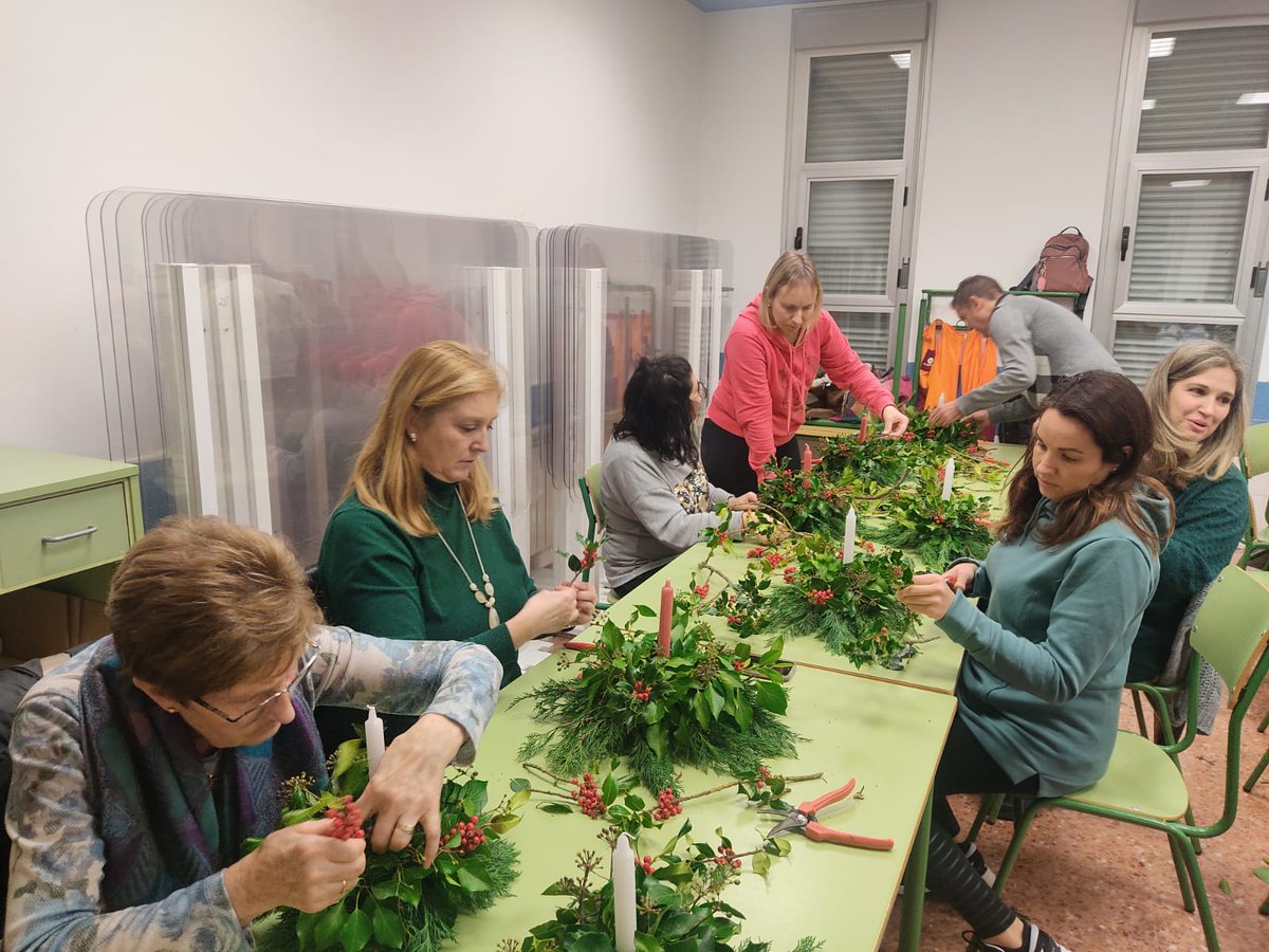 AMPAinfantes's tweet photo. Después de las tres jornadas infantiles llevadas a cabo, ayer era el turno de los padres: taller de creación de centros de acebo. Os dejamos una pequeña muestra del gran trabajo llevado a cabo por todos los asistentes https://t.co/p0nboFYn8e