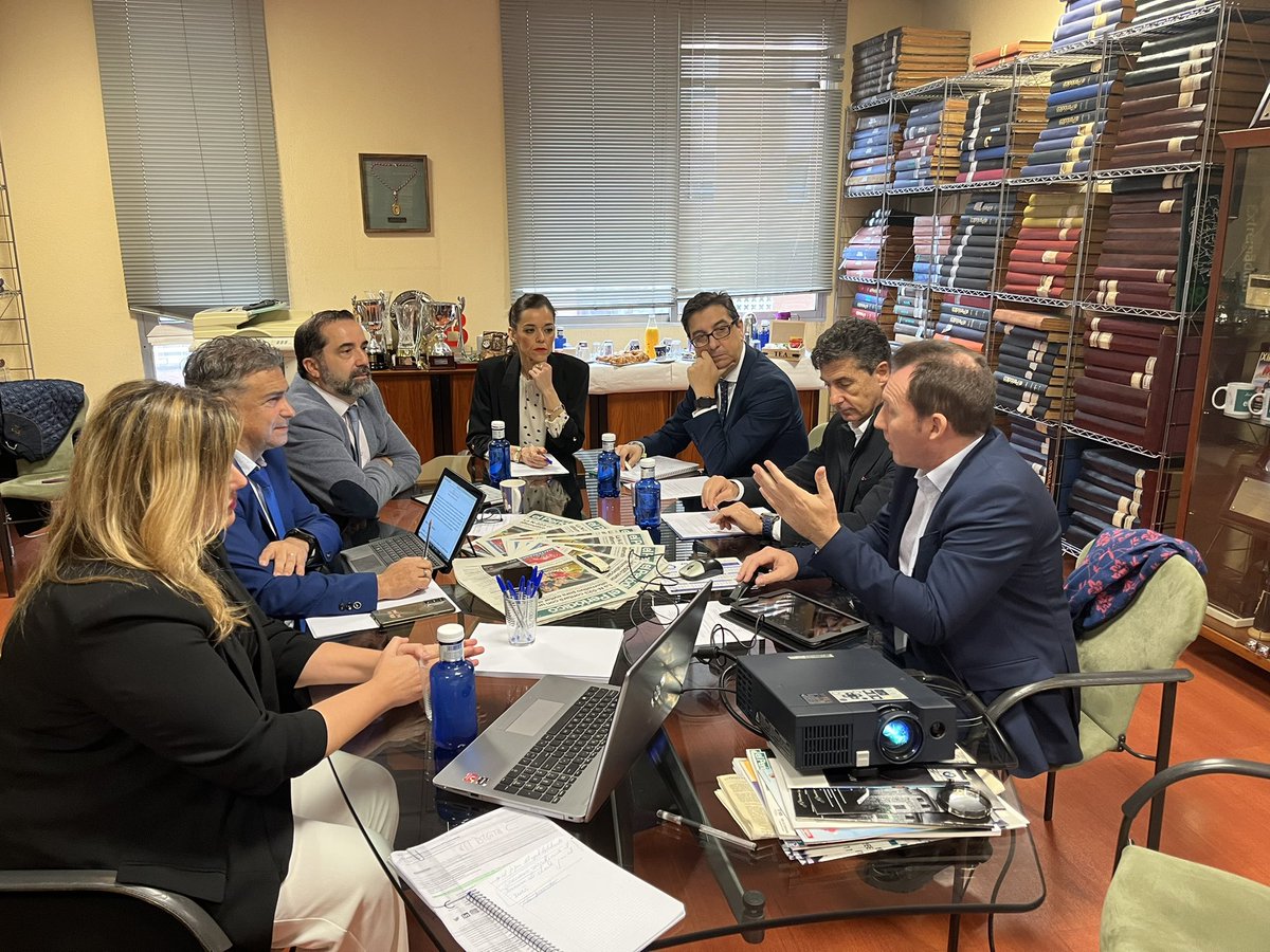 pablogarguez's tweet photo. Hoy en el @EPExtremadura en la #hemeroteca con la @CamaradeBadajoz hablando del #kitdigital de @redpuntoes @_minecogob tratando de responder a la pregunta ¿Cómo puede transformar mi negocio la #digitalización? con @fmorcillo #MundoRural #CohesiónTerritorial #PYMES y #Autónomos https://t.co/oj1vOPCgEZ