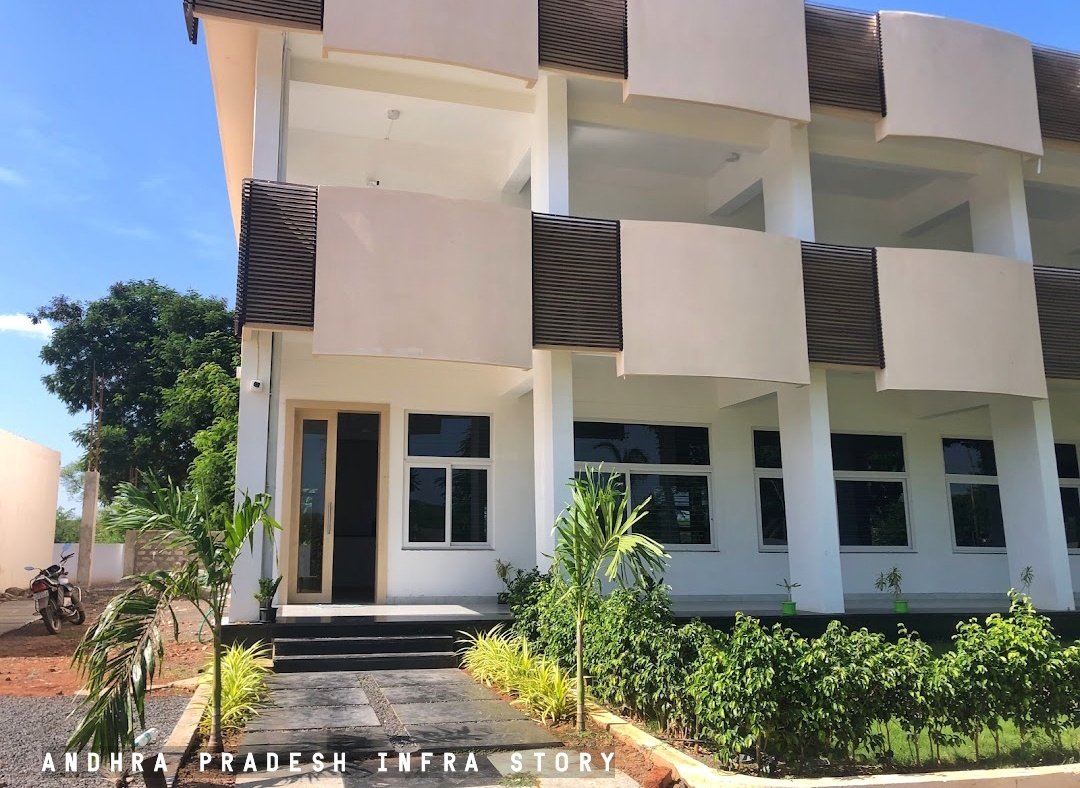 APInfraStory's tweet photo. 🔸Newly Inaugurated #TechBulls IT Company In Ongole 😍🙌
▪️ Employment : 3000 People
🔹CM YS Jagan Virtually Inaugurated This Campus On June 23, 2022
#InvestInAP #BuildAP #AdvantageAP #APInfraStory #Ongole #AndhraPradesh https://t.co/l7QotvTV91