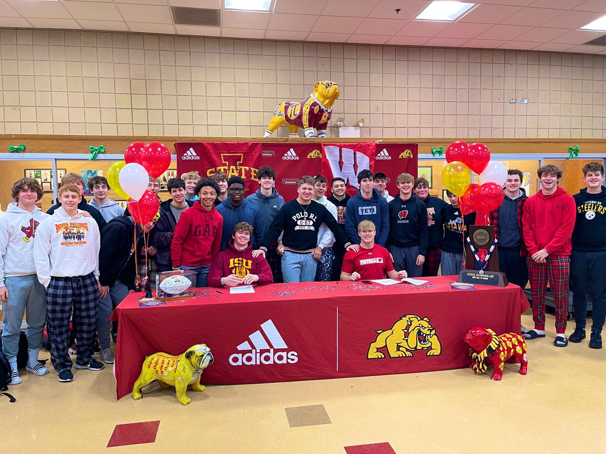 BataviaFootball's tweet image. Congrats boys! @TylerJansey @JackSadowsky last day of high school and signing day! Proud of these awesome young men! @BadgerFootball @CycloneFB