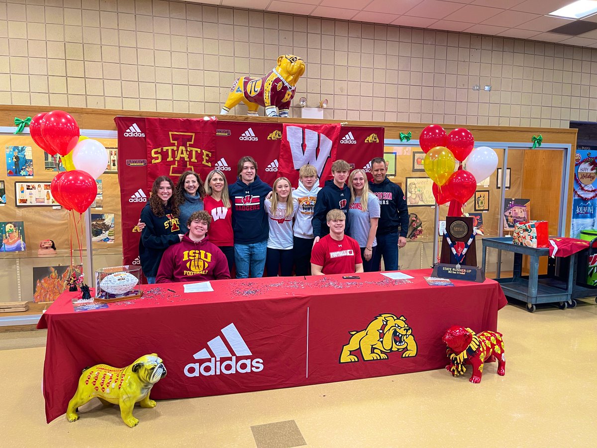 BataviaFootball's tweet image. Congrats boys! @TylerJansey @JackSadowsky last day of high school and signing day! Proud of these awesome young men! @BadgerFootball @CycloneFB