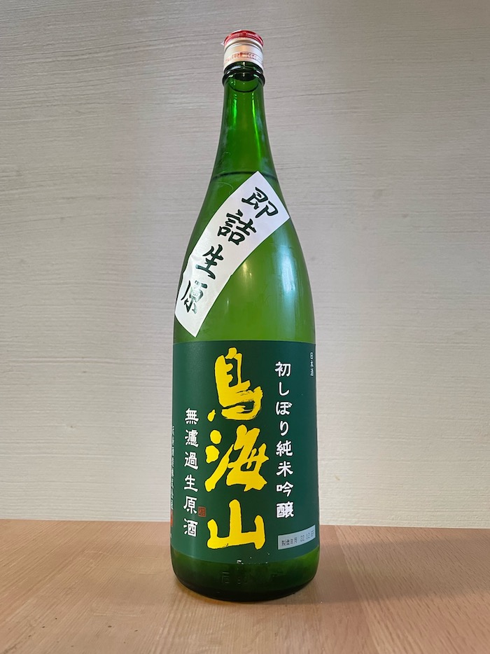 donkuroe's tweet photo. 天寿酒造さん「鳥海山　初しぼり純米吟醸 無濾過生原酒」フレッシュ感がありますが、それ以上に生酒と思えない程、手の込んだお味。お米の甘みもありつつ、冷やせば純米吟醸っぽさが強くでて、スッキリ。よくできた子です。酒の肴はアジの塩焼き。
＃天寿酒造　＃生原酒　＃氷見産のアジ https://t.co/yQcL1R78a8