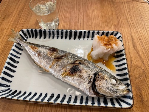 donkuroe's tweet photo. 天寿酒造さん「鳥海山　初しぼり純米吟醸 無濾過生原酒」フレッシュ感がありますが、それ以上に生酒と思えない程、手の込んだお味。お米の甘みもありつつ、冷やせば純米吟醸っぽさが強くでて、スッキリ。よくできた子です。酒の肴はアジの塩焼き。
＃天寿酒造　＃生原酒　＃氷見産のアジ https://t.co/yQcL1R78a8