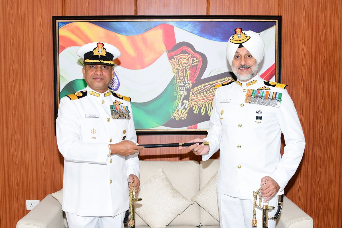 IN_HQENC's tweet image. #ChangeOfCommand

Cmde Dalip Singh, VSM, an alumnus of the Indian Naval Academy and a graduate of the Royal College of Defence Studies, UK, took over the command of #INSDega, the Naval Air Station at #Visakhapatnam from Cmde Vishal Bishnoi today. 

@DefenceMinIndia @indiannavy