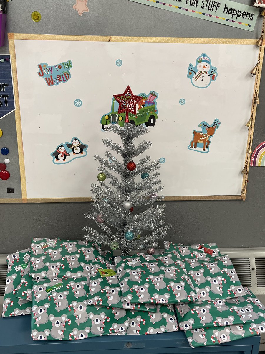 mrsoveracker2nd's tweet photo. Santa came! Ready for our Christmas party! https://t.co/dkrGXG4ugX