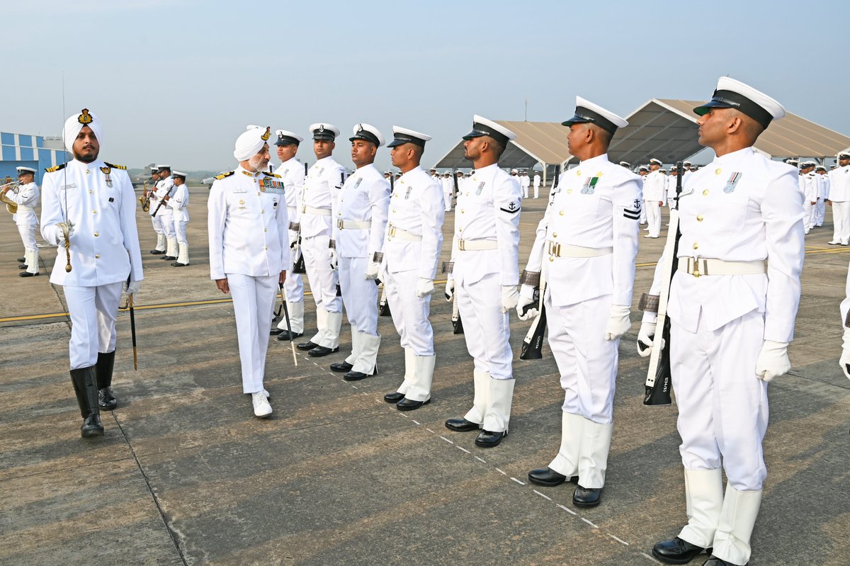 IN_HQENC's tweet image. #ChangeOfCommand

Cmde Dalip Singh, VSM, an alumnus of the Indian Naval Academy and a graduate of the Royal College of Defence Studies, UK, took over the command of #INSDega, the Naval Air Station at #Visakhapatnam from Cmde Vishal Bishnoi today. 

@DefenceMinIndia @indiannavy