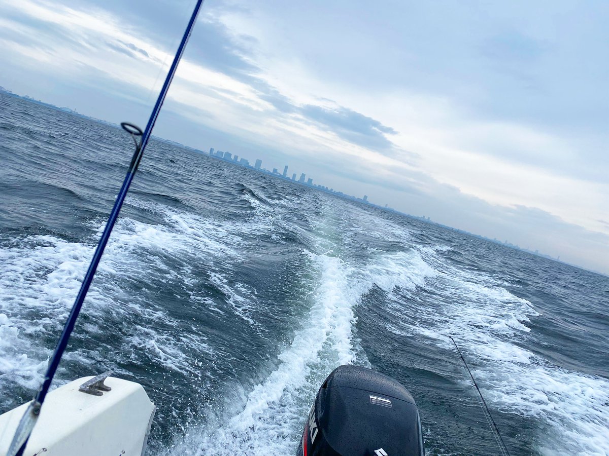 Twitter全然更新してませんでしたが
秋は専ら海のバスを追いかけてました
全て自分の運転で
右も左もわからぬ大海原をを西へ東へ…
潮、風、ベイト、鳥、、、
普段の釣りに通ずるものあれば別世界もあり
そして2022年
ラージマウス、スモールマウス、シーバス　オールランカー達成しました