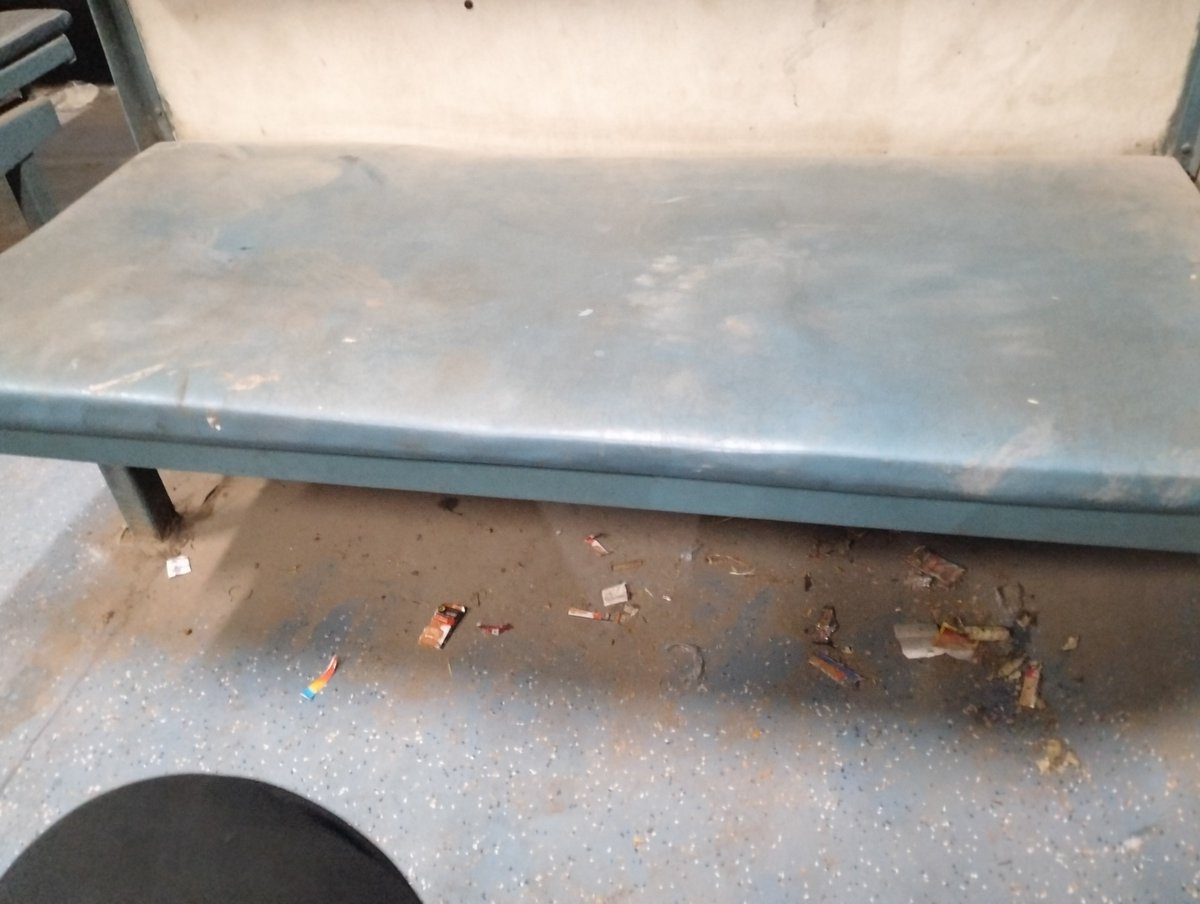 kuldeepvarma's tweet photo. Again coaches of DEMU are very dirty. WANKANER TO MORBI

@RailMinIndia 
@AshwiniVaishnaw https://t.co/6b3h2eFLdc