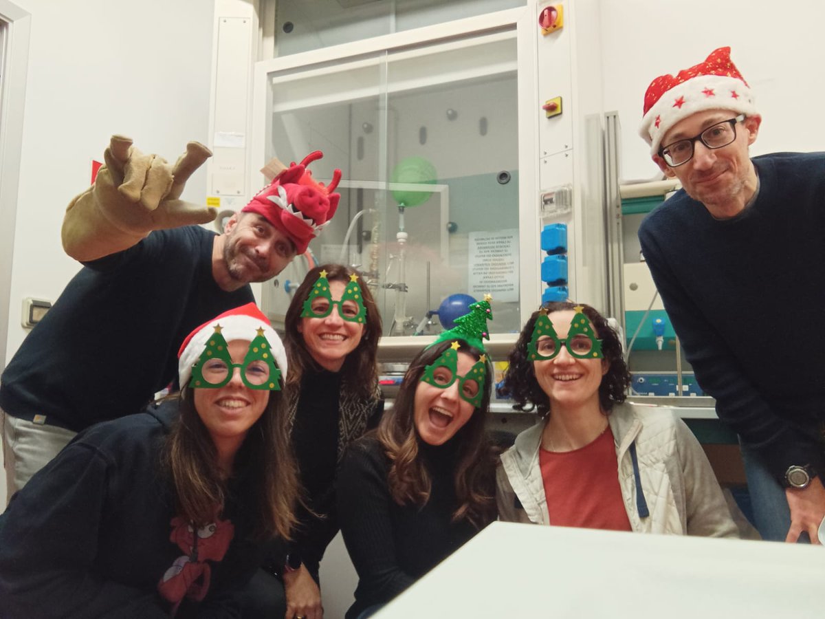 MiriamRomano20's tweet photo. Ready for Christmas! Happy holidays and Merry Christmas from the #bioCSI lab!!#PaoloNotOnTwitterBergese #AnnalisaRadeghieri #LuciaPaolini #ValentinaMangolini #GiuseppePomarico #AndreaZendrini @AngeloMusic7 @RossellaZena #SilviaAlacqua @EVItaSociety @BOWProjectEU https://t.co/dk5ZJ8JqE7