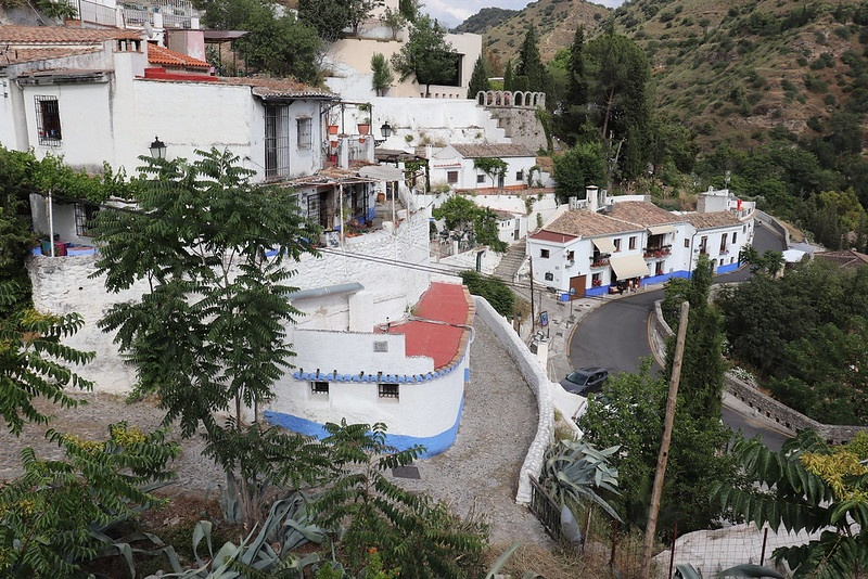 viveandalucia's tweet photo. El Sacromonte esconde años de leyendas e historias, y con esta guía podrás descubrirlo palmo a palmo ➡️ https://t.co/T3qnQiIknS via @milviatges 

#ViveAndalucia #DateUnaAlegria #Andalucía https://t.co/QYvPUeya68