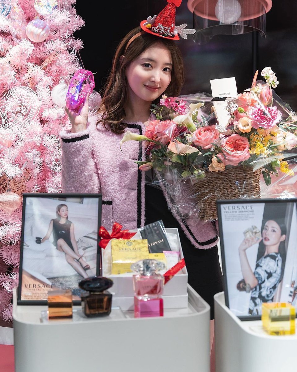 LSY_content's tweet photo. [ 𝐅𝐀𝐍 𝐒𝐈𝐆𝐍 𝐄𝐕𝐄𝐍𝐓 ]
#LEESEYOUNG at #Versace fan sign event

[베르사체x이세영]
베르사체 퍼퓸의 뮤즈🧚‍♀️
배우 #이세영 의 팬사인회가
시코르 강남역점에서 진행되었습니다❤ 
....

📎https://t.co/idUkuMj04Z
#이세영 #李世榮 #イ・セヨン #베르사체 #Chicor https://t.co/7ptQWJFM5l