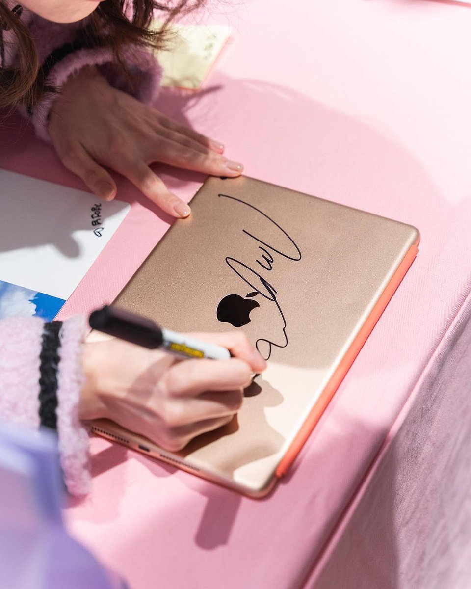 LSY_content's tweet photo. [ 𝐅𝐀𝐍 𝐒𝐈𝐆𝐍 𝐄𝐕𝐄𝐍𝐓 ]
#LEESEYOUNG at #Versace fan sign event

[베르사체x이세영]
베르사체 퍼퓸의 뮤즈🧚‍♀️
배우 #이세영 의 팬사인회가
시코르 강남역점에서 진행되었습니다❤ 
....

📎https://t.co/idUkuMj04Z
#이세영 #李世榮 #イ・セヨン #베르사체 #Chicor https://t.co/7ptQWJFM5l
