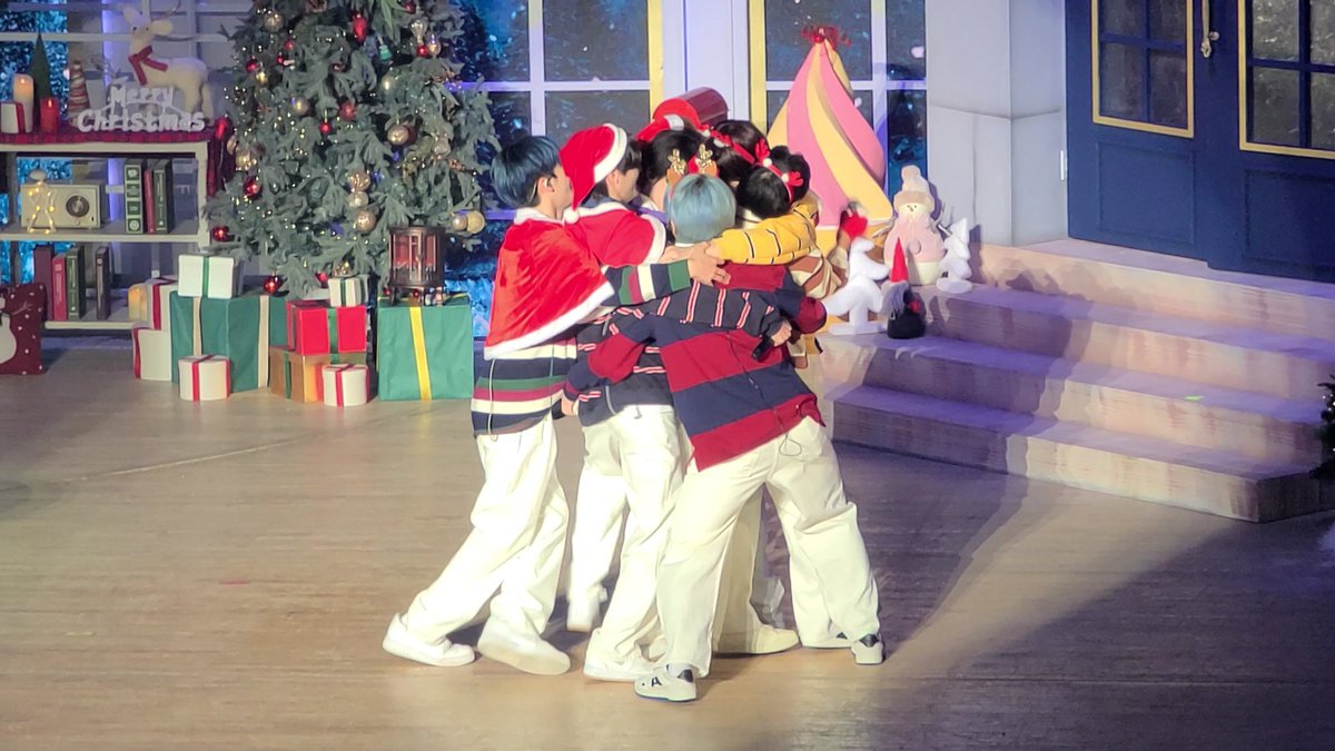 this dream hugging jisung moment but from different angles, a thread 🫂