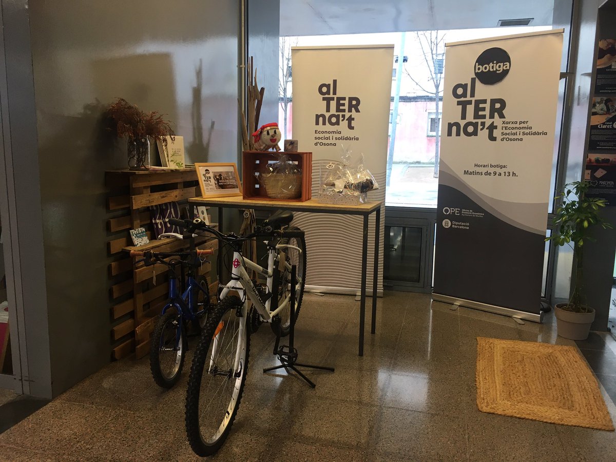 Ara sí que ho petem 😂
Ja us hem explicat que tenim botiga nova, amb objectes de regal artesans, de les companyes de la <a href="/XESSOsona/">Xarxa alTERna't</a> 
Doncs a partir d'avui, també hi trobareu bicicletes reparades per la <a href="/feraferotgecoop/">La Fera Ferotge</a> 
#AlMercathihadetot