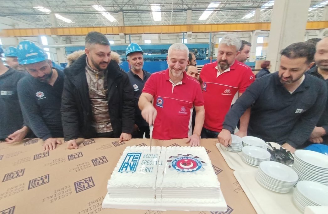 AST İşyerimizde Arkadaşlarımızın Yeni yılını kutlayarak  hediyelerini dağıttık.
#TürkMetalSendikası
