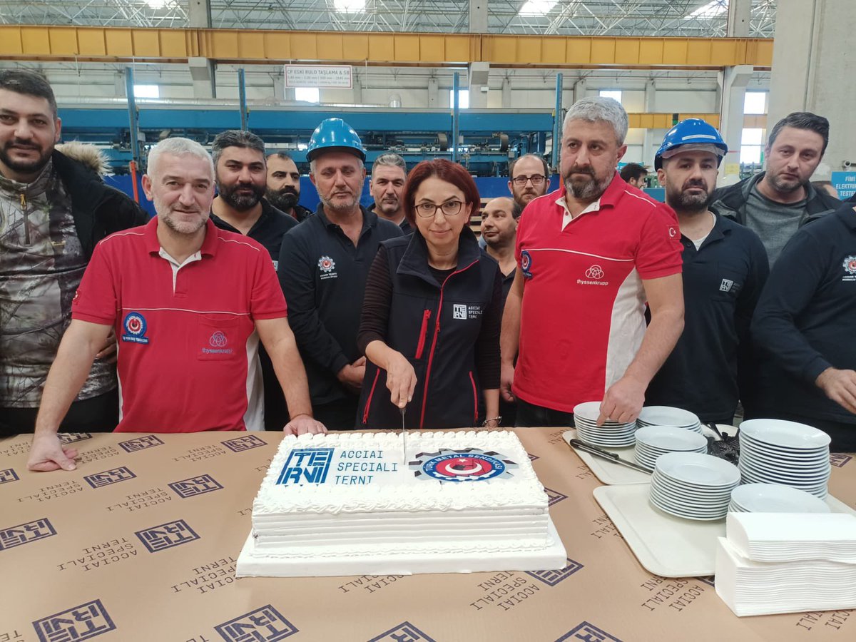 hmdkykc's tweet photo. AST İşyerimizde Arkadaşlarımızın Yeni yılını kutlayarak  hediyelerini dağıttık.
#TürkMetalSendikası https://t.co/Y2jEHLEy5z