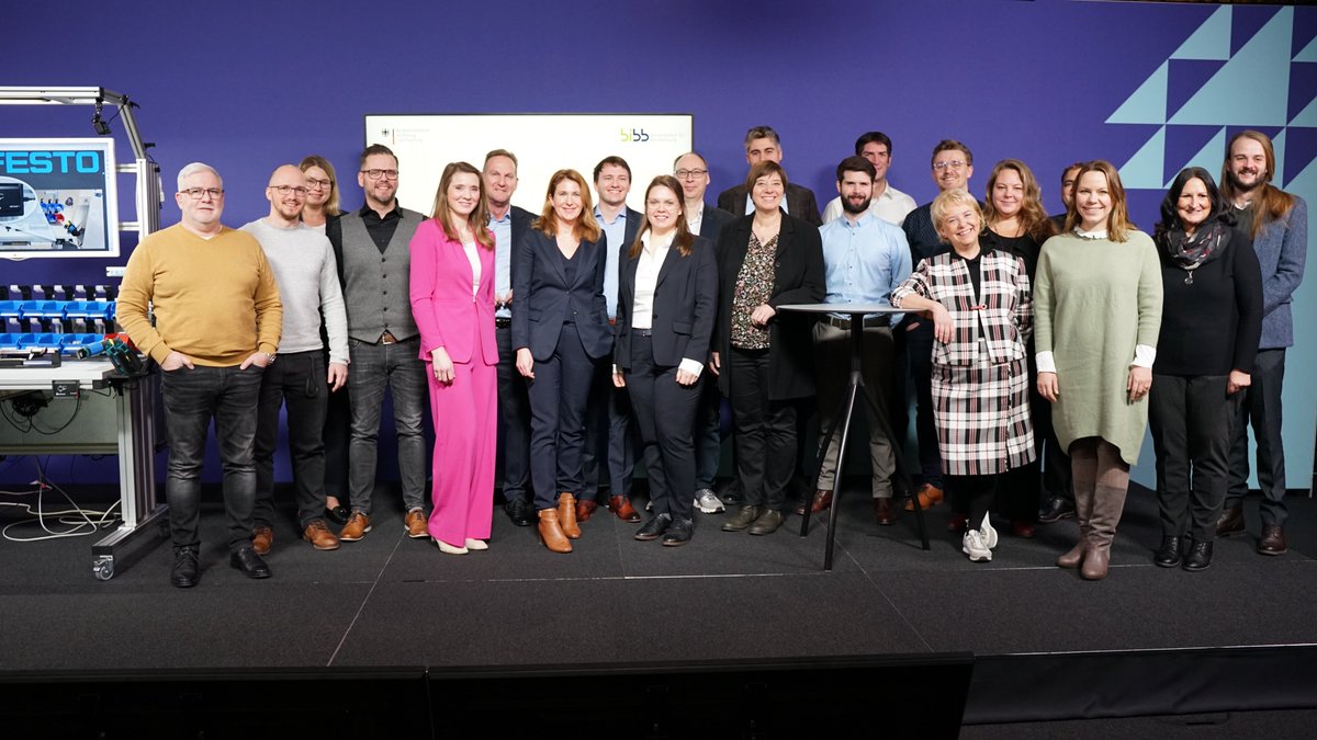 bibb_INVITE's tweet photo. Wir sagen Danke für 1040 Prototypentestungen!
🙏 Euer großes Interesse am #Invite #ToolCheck22 und der beruflichen #Weiterbildung hat uns ungemein gefreut, denn jede Testung & jedes Feedback bringt uns in der Entwicklungsarbeit voran! https://t.co/md14p3ADK4