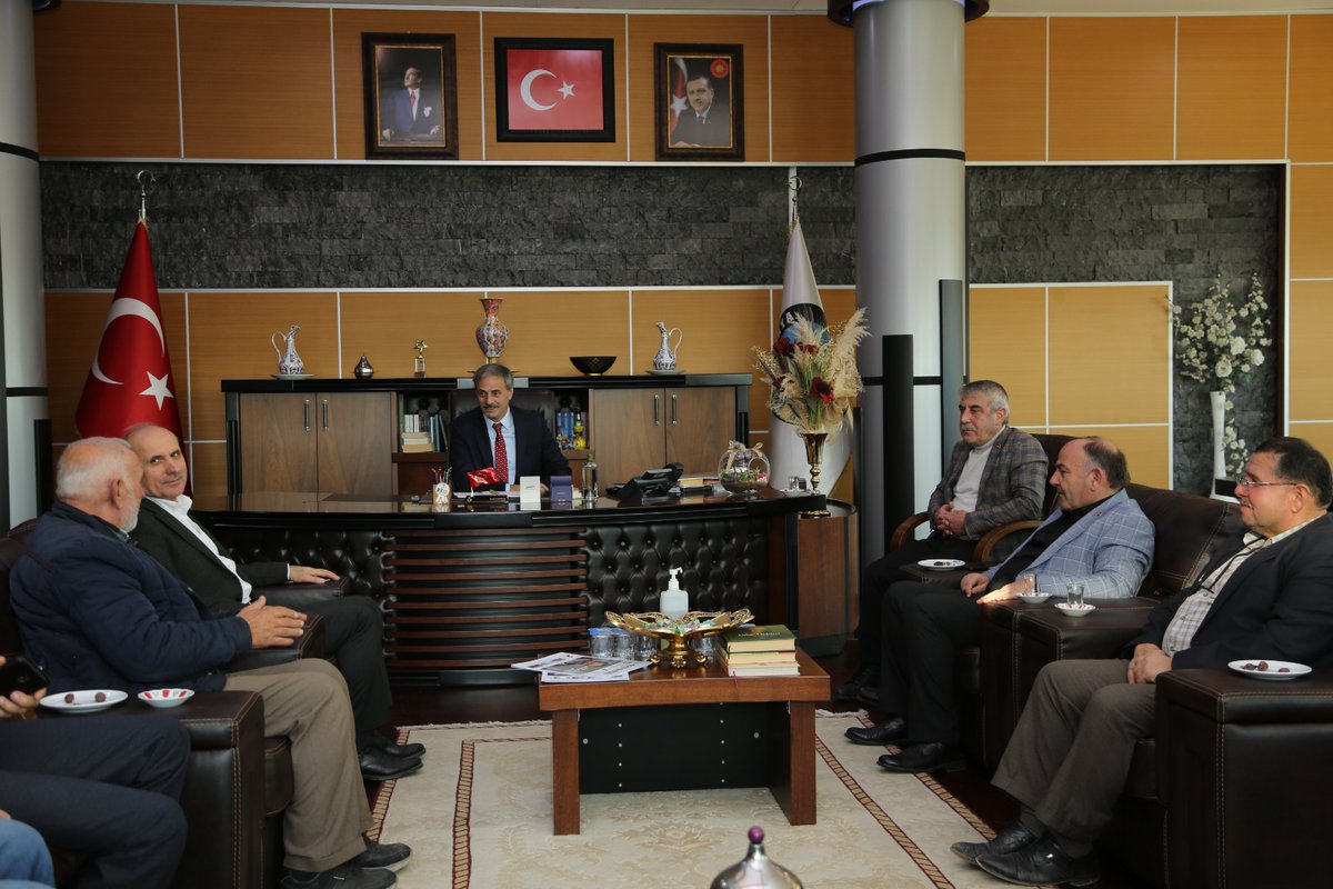 Serdivan Muhtarlar Derneği Başkanı Fikret Can ve ilçemize bağlı mahalle muhtarlarını belediyemizde misafir ettik.

Kıymetli muhtarlarımıza ziyaretleri için teşekkür ediyorum.

Serdivanımız için birlikte çalışmaya devam edeceğiz.