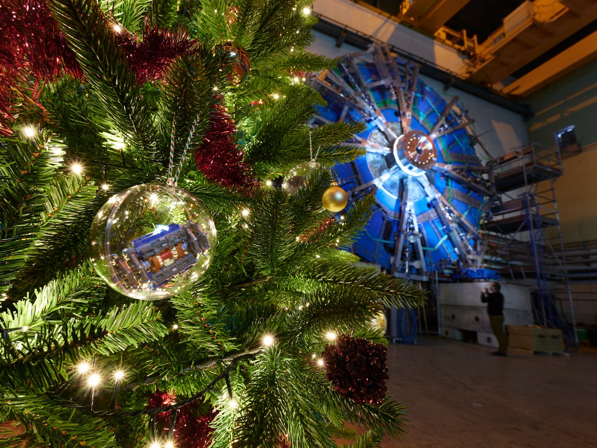 De la part du CERN, nous vous souhaitons de bonnes fêtes de fin d'année!✨❄️

En préparation de la saison, le Père Noël a visité le CERN. 

Avez-vous repéré les roues bleues? Pouvez-vous deviner à quelle expérience elles appartiennent? Faites-le nous savoir dans les commentaires.