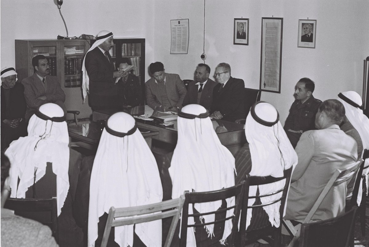 صورة من عام 1953 لمواطنين عرب في ضيافة الرئيس الإسرائيلي يتسحاق بن تسفي في مكتبه بأورشليم..
 فريتز...