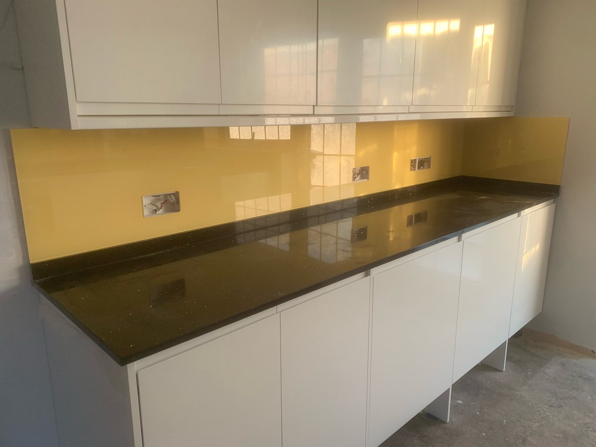 uaglassltd's tweet photo. It’s been a super busy Dec for us at UA Glass Ltd. We’ve installed a range of mirrors, splashbacks and shower screens for 42 customers! 

Last week was lots of splashbacks, getting peoples kitchens Xmas ready! https://t.co/Of6bMgxFAG
