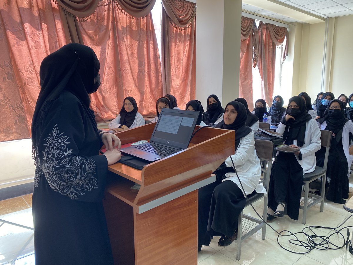 La exclusión de las mujeres de la universidad en Afganistán tiene impacto directo en la vida de millones de mujeres que nunca dejarán que las atienda un hombre médico. Estas chicas son estudiantes de la universidad de kabul, como ellas cientos soñaban con estudiar medicina