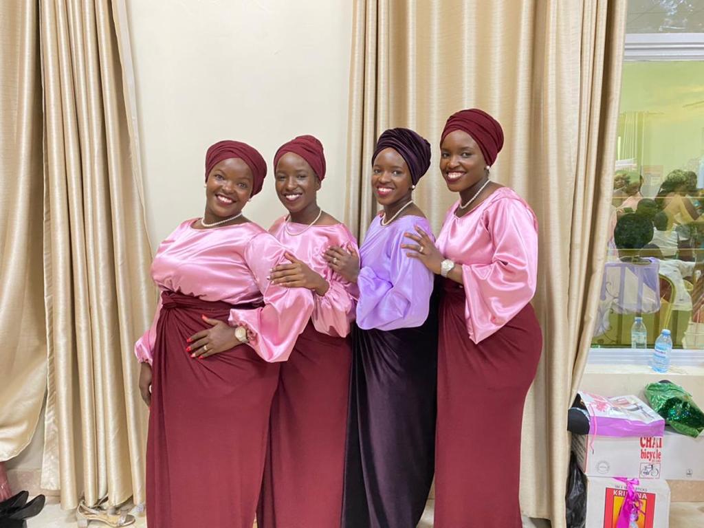 Noel_knows01's tweet photo. Our Hustler Of The Day is @DoreenBiira1 
A true definition of beauty and brains,
Doreen is also the former Miss Tourism Rwenzori

Please DM her for  
:Traditional attires for brides and bridesmaids
:All kinds of makeup.
#exploreuganda https://t.co/K2firEbIW9