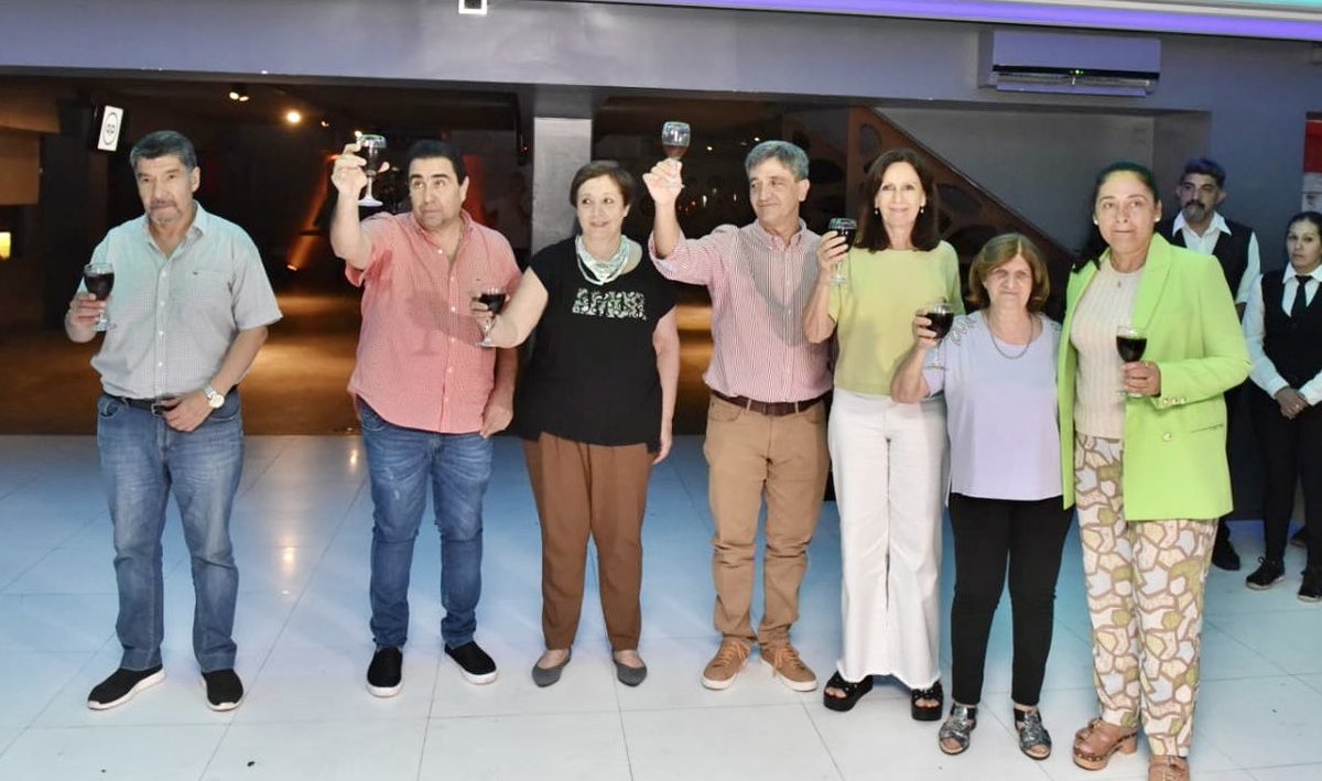 Compartimos junto a el Vice Gobernador Sergio Mansilla, la Intendenta Elia Mansilla, el ministro Miguel Acevedo, <a href="/BeatrizMirkinOk/">Beatriz Mirkin</a>, <a href="/RojkesSilvia/">Silvia Rojkés</a> y Graciela Neme la Cena Anual de Fin de Año de SACRA Tucumán.