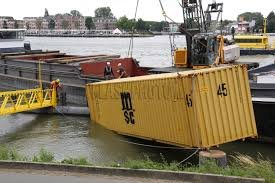 DKoekwaus's tweet photo. Containers zijn belangrijk voor zeehavens en zeehavens zijn belangrijk voor containers. Ik zet me in voor de doorstroming van containers. Goed om te weten dat ik kan rekenen op het containerbegrip van de minister.

#goedomte #zeehavens #containerbegrip https://t.co/0FJB1u8RLC