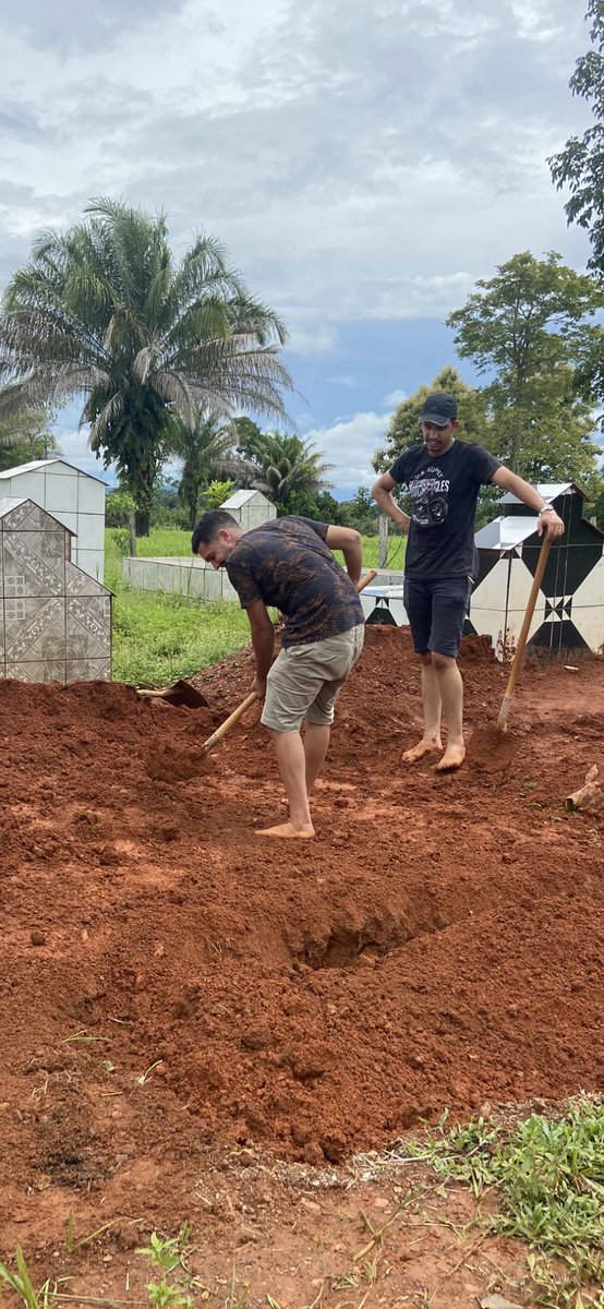 VictorG02528587's tweet photo. O vózinha você já está fazendo tanta falta aqui comigo 😓, pode descansar em paz que eu vou ser forte e cuidar de tudo aqui. Cuida de mim aí de cima 🖤 te prometi que iria estar contigo até o enterro e cada pá de terra me vinha uma lembrança sua. Obrigado por tudo ❤️⭐️ https://t.co/khRrJa8qvw