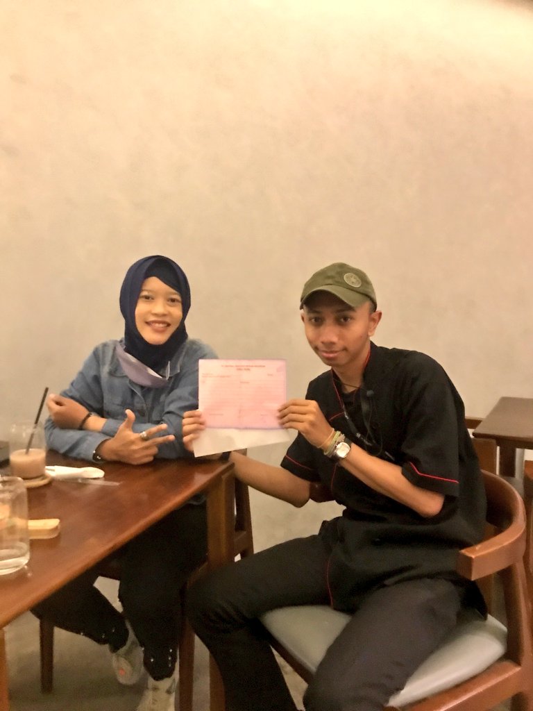 txtfromsoc's tweet image. PJ Kami @nandanovitanz menerima donasi dalam bentuk Tunai dari OXYCO Coffe Shop. Tanda terima ini akan dilampirkan untuk nantinya dipertanggung jawabkan lewat laporan tertulis. #TXTSOC #HorrorComunity

📍OXYCO g.co/kgs/yHiZPK