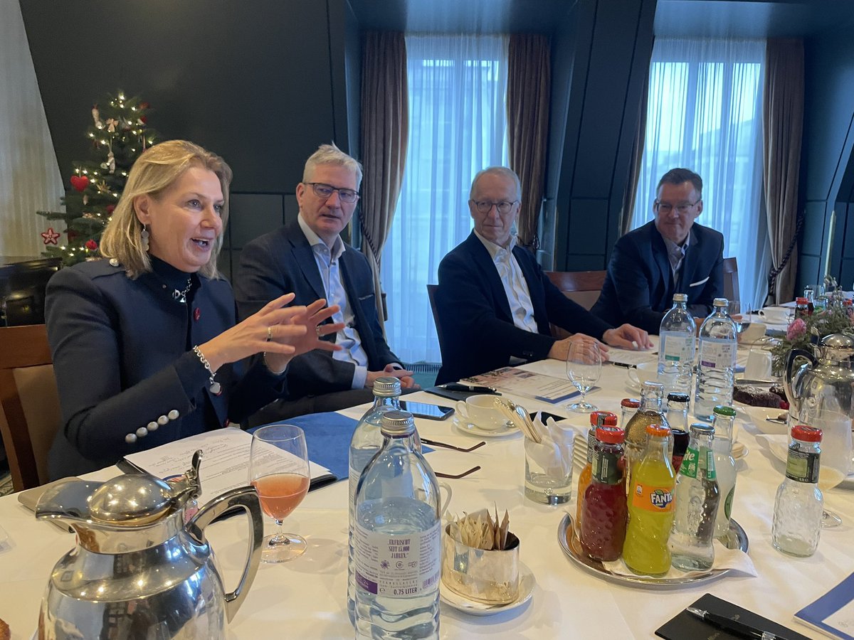 Um das Thema #Nachhaltigkeit und die entsprechende Berichterstattung in unserer Branche anzutreiben, haben wir heute die Ergänzung des Deutschen Nachhaltigkeitskodex für die #Wohnungswirtschaft unterzeichnet.