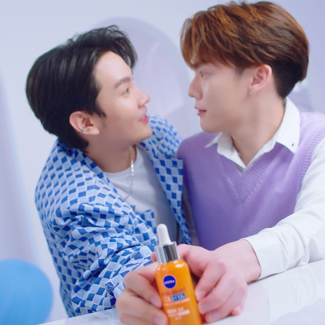 KIIMMONOFFICIAL's tweet photo. เปิดตัว Nivea C&amp;HYA !! ⚗️🍊
. 
กองสุดท้ายส่งท้าย 2022 ที่ต้องบอกว่ามู้ดดีสุดๆ เป็นกองที่สุดมาก คุณคิมม่อนและคอปเตอร์น่ารักและจอยเวอร์ กลัวคนไม่เชื่อเลยถ่ายคลิปประกอบ จับไมค์ใจมา ขอบคุณทาง Nivea และ Lazada ครับ 💪🏻 (1)
.
#ขุณขิมมอญ 
#NIVEAXKIMMONCOPTER

👇
https://t.co/7taLKL2cXC https://t.co/WmP7RKYrD8
