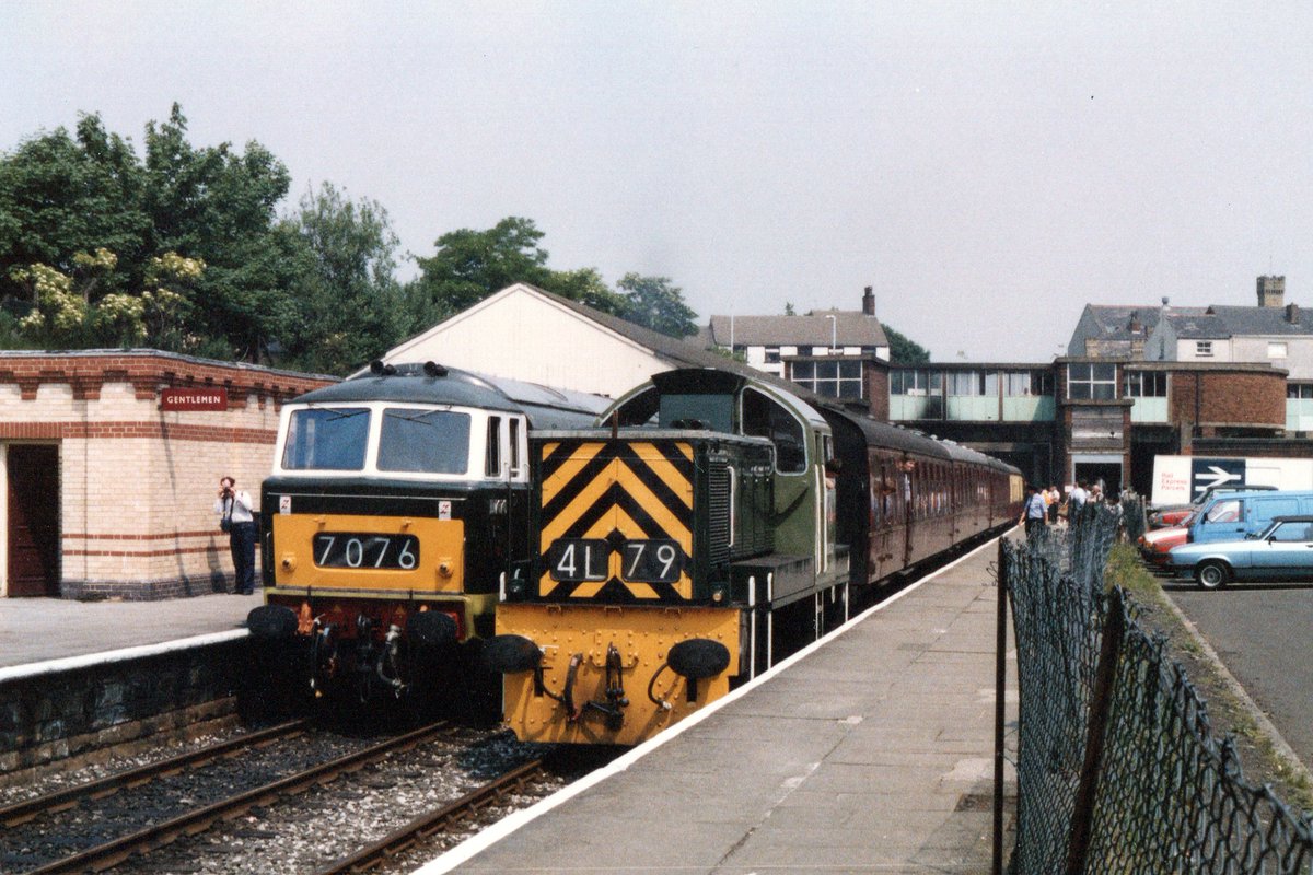 Swindon built Class 14 D9531 arrives at Bury Bolton Street on 17th June 1989 with a train from Rawtenstall. Hymek D7076 was on display with active D832 & D1041.

#Class14 #BRSwindonWorks #Paxman #TeddyBear #BRGreen #DieselHydraulic #EastLancashireRailway