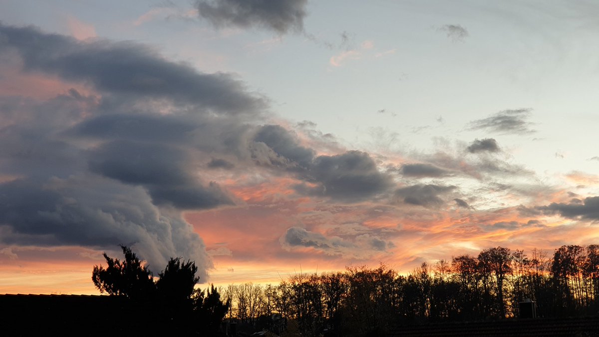 wswmaerie's tweet photo. Farbenspiel 🔴🟠🟡🟢🔵🟣 am Himmel. Sonnenaufgang 🌄 und der Himmel brennt. Sonnenuntergang düster wirds. Wolkenspiele #sunrise burning sky #sunset #Wolken #NaturePhotography (Bilder von @wswmaerie @fridyo 22) https://t.co/PyEBgbXGQ8